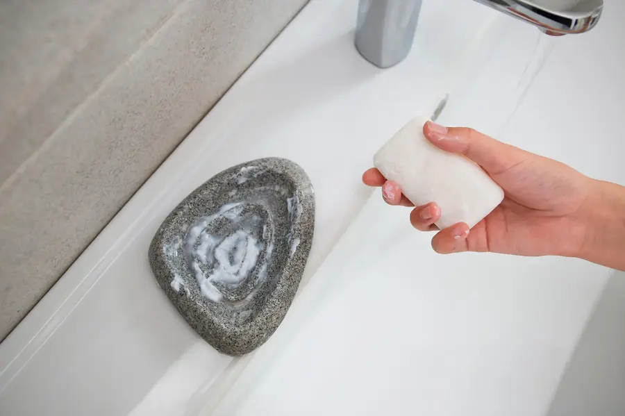 退去前の部屋の換気口や窓枠を清掃する様子